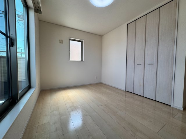 入間市東町4丁目中古戸建の洋室|二面採光で明るい光が差し込む、心地よい空間の洋室です。