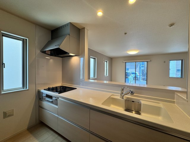 入間市東町4丁目中古戸建のキッチン|リビングを見渡しながらお料理が楽しめる、開放的なカウンターキッチンです。