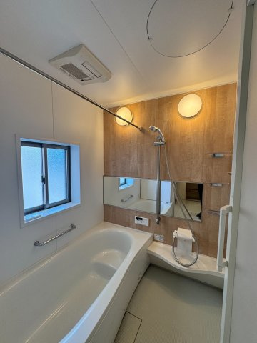入間市東町4丁目中古戸建の浴室|一日の疲れをゆったりと癒やせる、広々とした心地よいバスルームです。