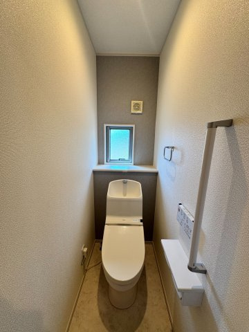 入間市東町4丁目中古戸建のトイレ|小窓付きで換気がしやすく、明るく衛生的なトイレスペースです。