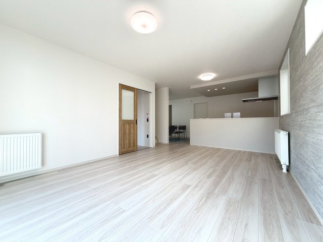 【新築戸建】札幌市東区北20条東20丁目3棟の居間・リビング|リビングが見渡せる対面キッチンを採用。