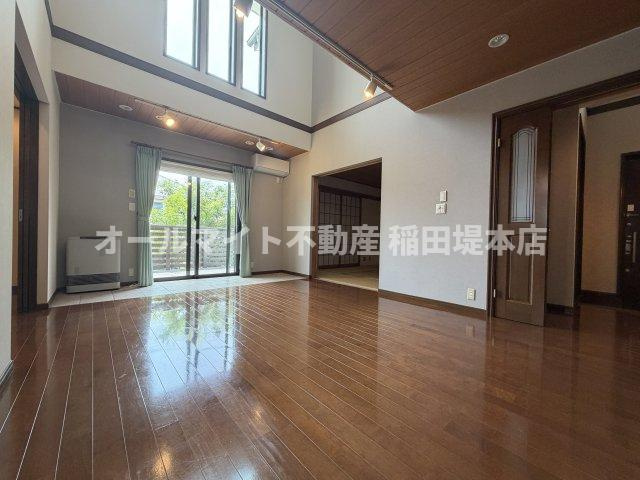 川崎市麻生区五力田１丁目の一戸建ての居間・リビング|吹き抜けのある開放的なLDK
