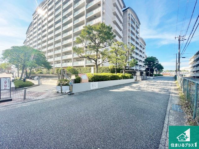 ラ・ヴェール伊丹昆陽池A棟の外観|車通りの少ない前面道路！