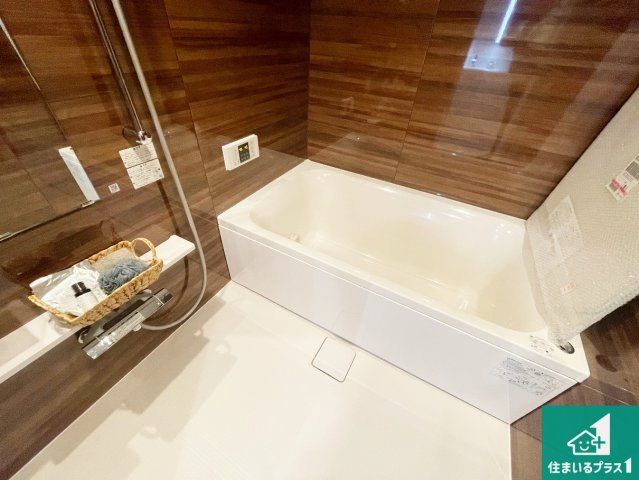 ラ・ヴェール伊丹昆陽池A棟の浴室|ゆったりと足を伸ばせる浴室は一日の疲れを癒してくれる大切な空間です。浴室乾燥機も設置しているので、雨の日の洗濯物も安心です♪