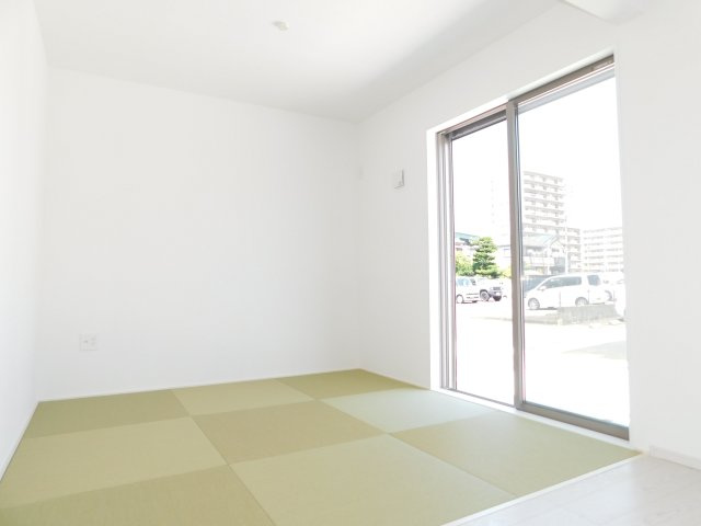 名古屋市中川区万場１丁目の新築一戸建の和室|◇洋風和室◇　　明るい和室４．５帖　お子様の遊び場やお昼寝スペースなどに利用できます！