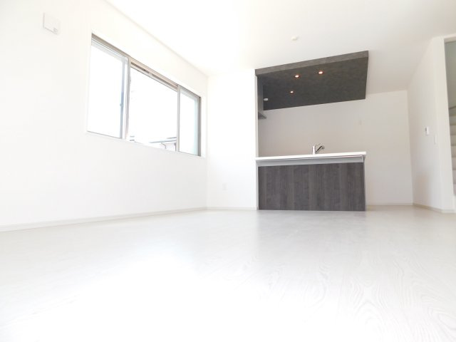 名古屋市中川区万場１丁目の新築一戸建の居間・リビング|◇リビング◇　　明るいリビング１６．９帖　折下天井のオシャレなフラットキッチン♪