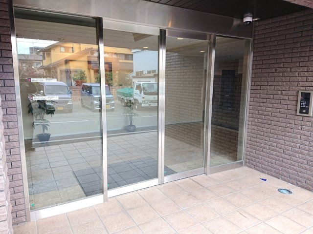 阿部松島マンションのエントランス