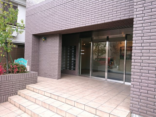 阿部松島マンションのエントランス