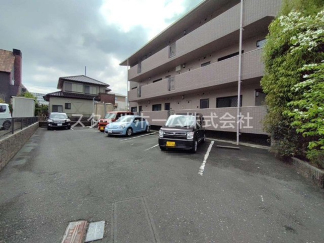 【駐車場】 | ルミエール | 車をお持ちの方に嬉しい駐車場付きの物件です
