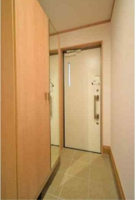 【玄関】 | 板橋区前野町５丁目戸建 | 収納もある玄関です