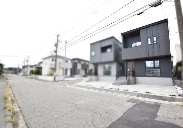 新潟市西小針1丁目　A棟の前面道路含む現地写真