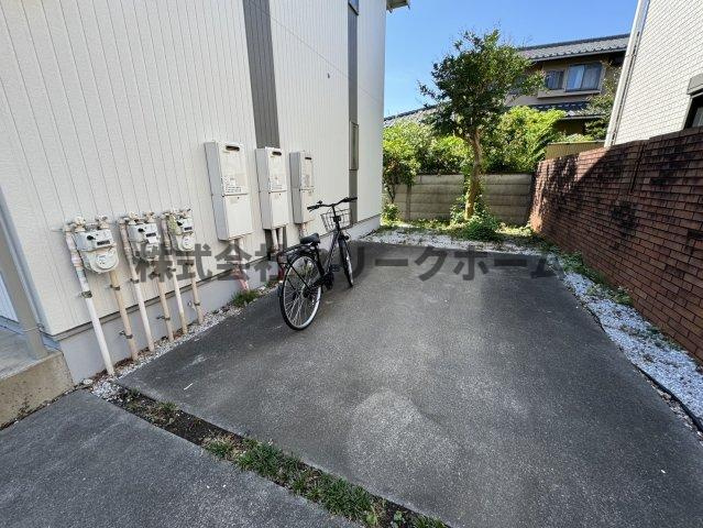 小金井市緑町１丁目のアパートの駐車場