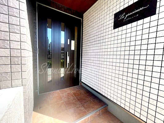 横浜市西区南浅間町の賃貸マンションのエントランス