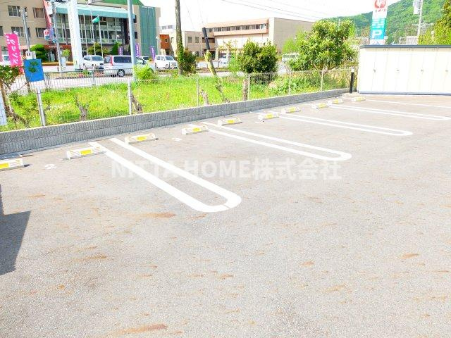 カーサ　レイナの駐車場|敷地内に駐車場も完備しています！