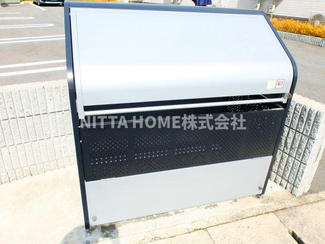 カーサ　レイナのエントランス|専用のゴミ捨て場もあります◇