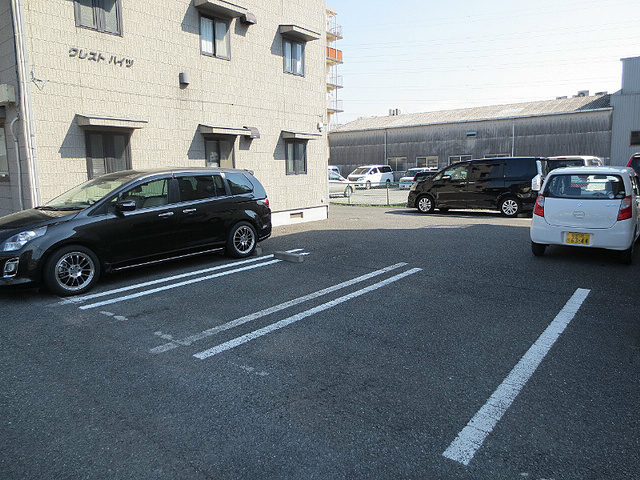 クレストハイツの駐車場