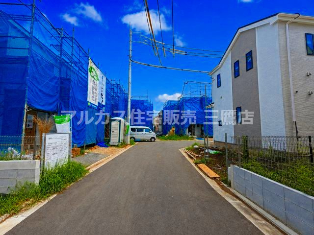 国分寺線 鷹の台駅15分 新築戸建 国分寺市北町5丁目の前面道路含む現地写真|開放感のある開発分譲地内の前面道路。幅員がしっかりと確保されており、お車の出し入れや対向車とのすれ違いもスムーズに行えます。