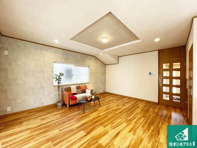 宝塚市安倉南　中古一戸建ての居間・リビング|シンプルなリビングは、観葉植物等のインテリアを楽しめますね！パパ好みにも、ママ好みにも家具次第で雰囲気を変えることができます！