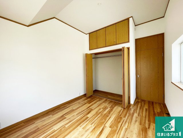 宝塚市安倉南　中古一戸建ての洋室|収納スペースが充実しているので子供の成長に合わせてたくさん収納ができます！家族構成に合わせた様々な活用ができる収納！