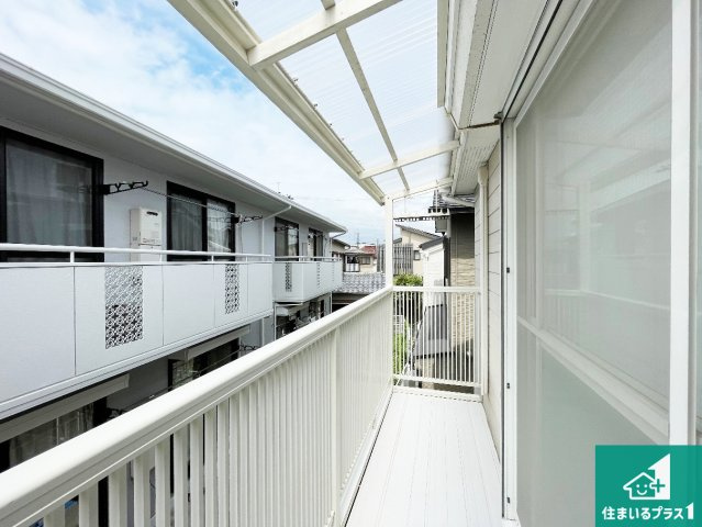 宝塚市安倉南　中古一戸建てのバルコニー|南側に面したバルコニーですので明るい日差しを取り込み洗濯物をしっかり乾かしてくれます。
