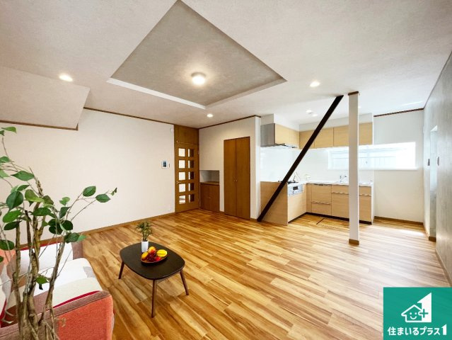 宝塚市安倉南　中古一戸建ての居間・リビング|シンプルなリビングは、観葉植物等のインテリアを楽しめますね！パパ好みにも、ママ好みにも家具次第で雰囲気を変えることができます！

