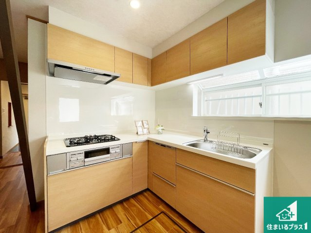 宝塚市安倉南　中古一戸建てのキッチン|吊戸棚付きで収納スペースがしっかりあるシステムキッチン！お好きな食器や調理器具を揃えられます！

