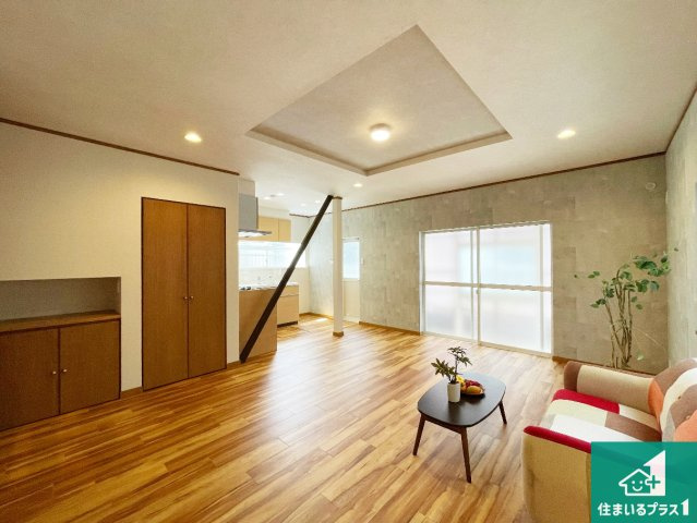宝塚市安倉南　中古一戸建ての居間・リビング|シンプルなリビングは、観葉植物等のインテリアを楽しめますね！パパ好みにも、ママ好みにも家具次第で雰囲気を変えることができます！
