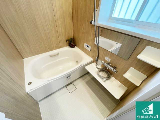 宝塚市安倉南　中古一戸建ての浴室|足をゆったり伸ばして寛げる浴槽です。窓が設けられていますので差し込む光が明るく穏やかな雰囲気にしてくれます♪浴室乾燥機も設置しているので、雨の日の洗濯物も安心です♪