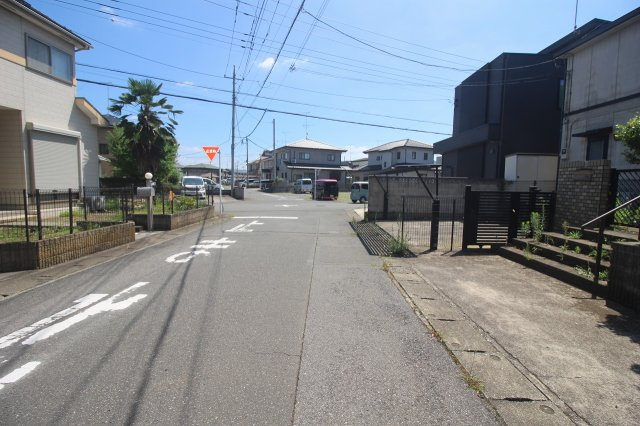 小山市駅南町5丁目の前面道路含む現地写真