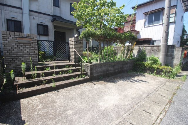 小山市駅南町5丁目の駐車場|道路から出入りしやすい駐車スペースを確保。門扉が設けられているため、道路側と敷地を分けて使えます。