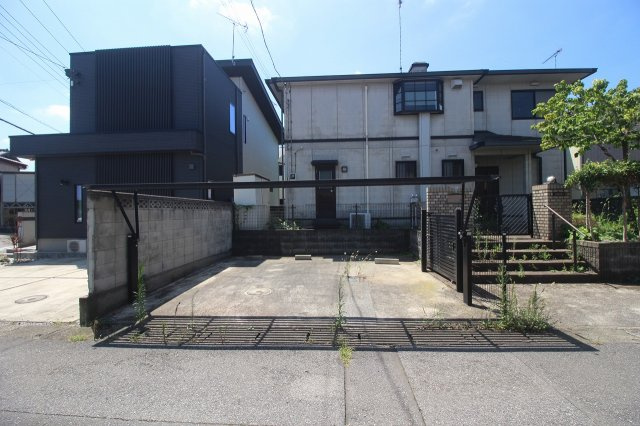 小山市駅南町5丁目の駐車場|大切なお車を雨や強い日差しから守るカーポート付き。屋根が広く、雨天時の乗り降りにも便利です。