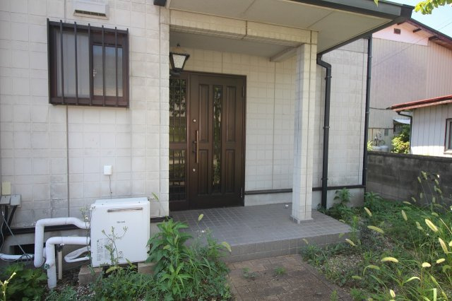 小山市駅南町5丁目の玄関|ゆとりのある屋根付き玄関ポーチ。雨の日も濡れにくく、落ち着いて傘を開閉できるスペースがあります。