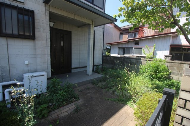 小山市駅南町5丁目の庭|玄関まわりを彩る植栽豊かなお庭。ガーデニングを楽しみながら、季節の移ろいを身近に感じられます。