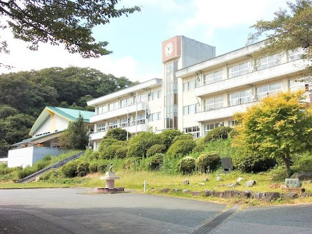 【新築戸建】　いわき市江名北口第2　長期優良住宅の玄関|同社施工写真　玄関収納は天井いっぱいまであるので、靴の整理に困りません！