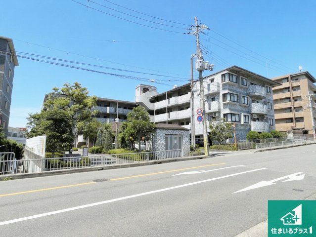エンゼルハイム宝塚第5の外観|周辺は閑静な住宅街！前面道路広々で車の出し入れも便利です。駐車が苦手な方でも安心して車庫入れできます！