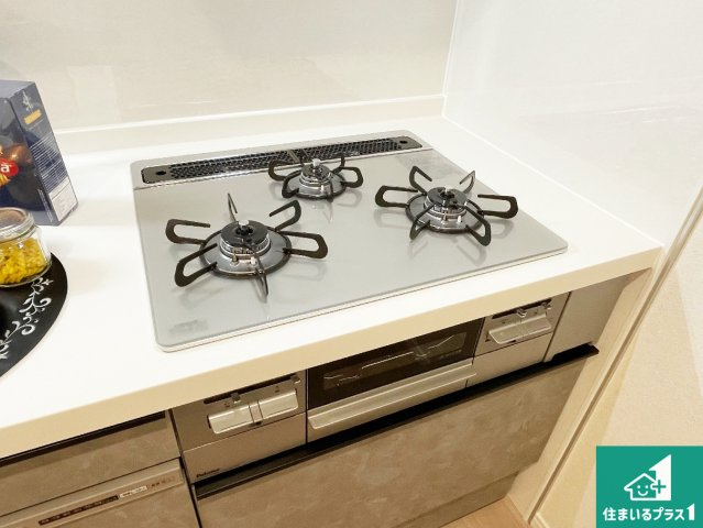 エンゼルハイム宝塚第5の設備|ダブル高火力Ｓｉセンサー付きコンロ！３口あるので、まとめて料理をする時も大活躍！