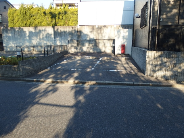 アンプルールリーブルキニーネＳＵＮの駐車場