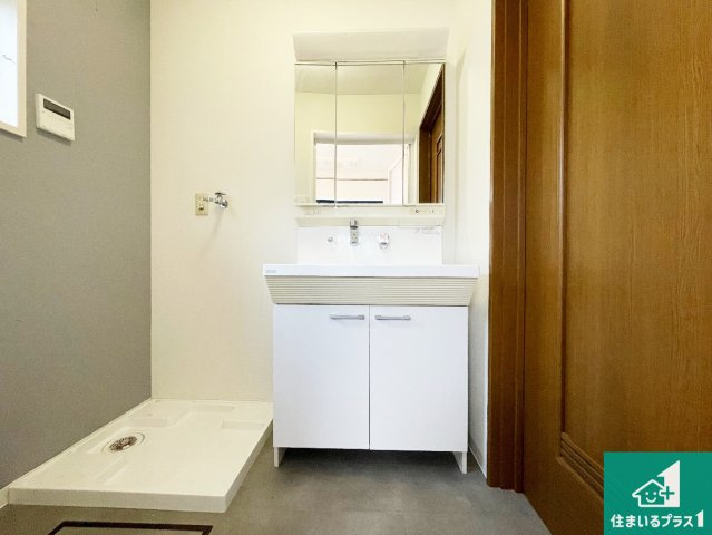 伊丹市荻野　中古一戸建ての独立洗面台|清潔感のある洗面台です。フラットな鏡は掃除がしやすく毎日清潔！鏡裏には収納があるのでスッキリとした洗面台が保てます。