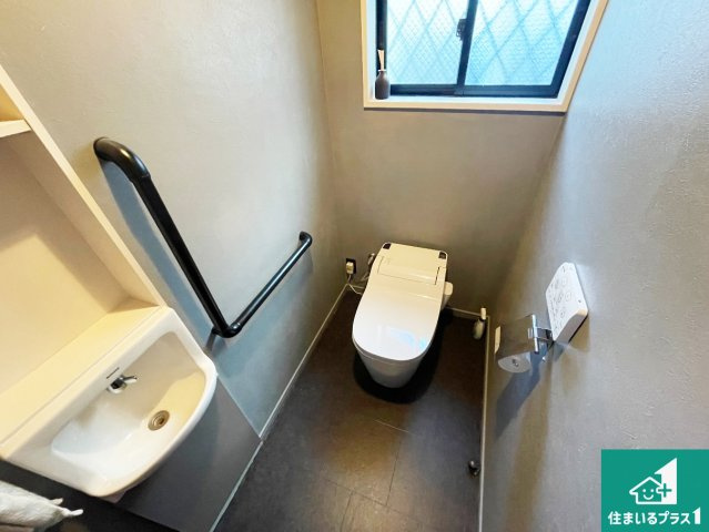 伊丹市荻野　中古一戸建てのトイレ|1・2階の2ヶ所にあるので、朝の忙しい時間の順番待ちもなく、深夜の利用にも大変便利です。
