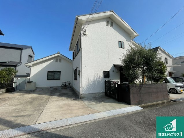 伊丹市荻野　中古一戸建ての外観|周辺は落ち着いた街並みの住宅地！子育てがしやすい住環境です！気になることがありましたら、お気軽にお問い合わせください！