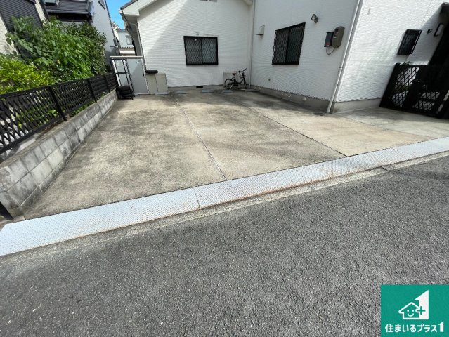 伊丹市荻野　中古一戸建ての駐車場|６台分の駐車スペース有り！急な来客でも安心です！
