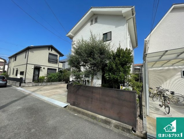 伊丹市荻野　中古一戸建ての前面道路含む現地写真|車通りの少ない前面道路！お子様がいらっしゃるご家族でも安心！