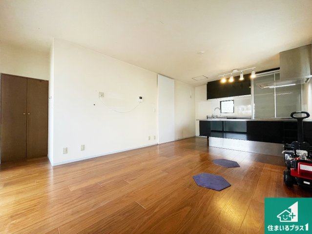 伊丹市荻野　中古一戸建ての居間・リビング|日当たり良好の明るいリビングで朝の目覚めもスッキリできそう！対面キッチンでご家族のコミュニケーションも自然と増える設計！小さなお子様が遊ぶスペースを作っても広々とくつろげるLDK！