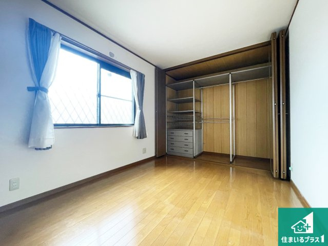 伊丹市荻野　中古一戸建ての洋室|収納スペースが充実しているので子供の成長に合わせてたくさん収納ができます！家族構成に合わせた様々な活用ができる収納！
