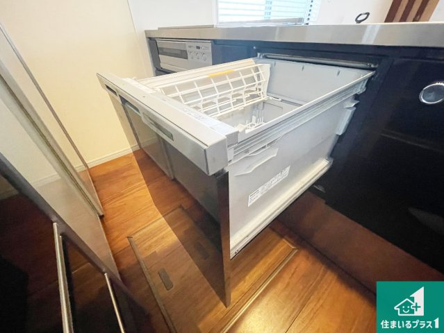 伊丹市荻野　中古一戸建ての設備|食事後の一仕事、食器洗いをボタン一つでお任せできちゃいます！場所を取らないビルトイン式なので、お料理スペースもしっかり確保！