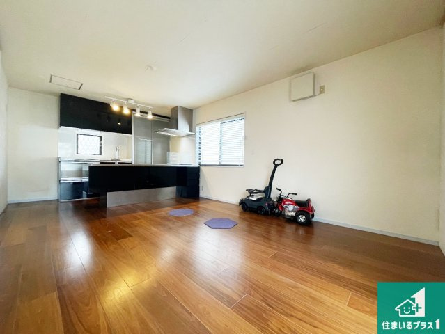 伊丹市荻野　中古一戸建ての居間・リビング|シンプルなリビングは、観葉植物等のインテリアを楽しめますね！パパ好みにも、ママ好みにも家具次第で雰囲気を変えることができます！
