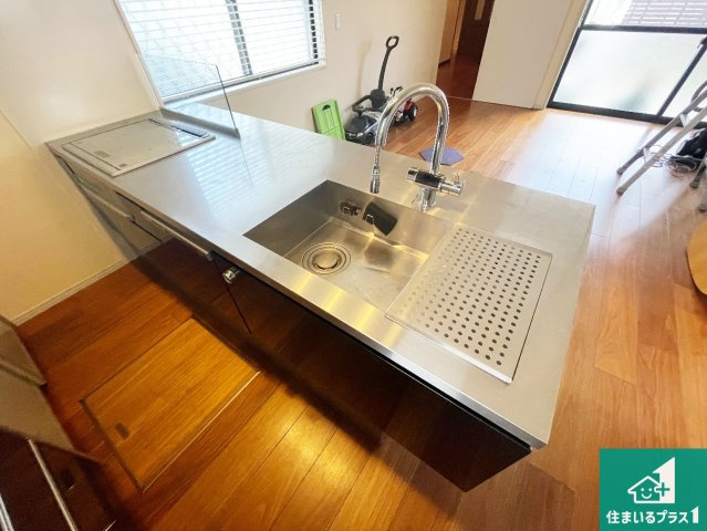 伊丹市荻野　中古一戸建てのキッチン|子供を見守りながらお料理が出来るため家族のコミュニケーションか増えます♪スペースが広く確保されている為お子様が大きくなったときは一緒に料理を楽しめます♪