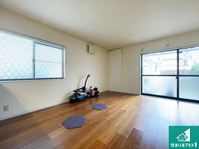 伊丹市荻野　中古一戸建ての居間・リビング|日当たり良好の明るいリビングで朝の目覚めもスッキリできそう！対面キッチンでご家族のコミュニケーションも自然と増える設計！小さなお子様が遊ぶスペースを作っても広々とくつろげるLDK！
