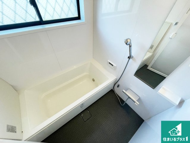 伊丹市荻野　中古一戸建ての浴室|足をゆったり伸ばして寛げる浴槽です。窓が設けられていますので差し込む光が明るく穏やかな雰囲気にしてくれます♪浴室乾燥機も設置しているので、雨の日の洗濯物も安心です♪