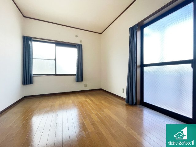 伊丹市荻野　中古一戸建ての洋室|シンプルな洋室は、自分好みのインテリアが楽しめます♪ご家族とインテリアや家具を選びに行くのは購入時の醍醐味の一つです。ぜひお楽しみください♪